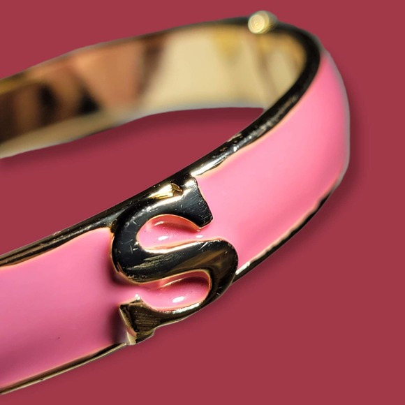Gold tone and pink clasp bracelet with the initial "S" - Picture 9 of 14